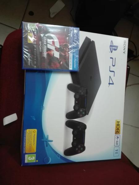 R5499//1tb ps4 console with controllers & get 1 free game