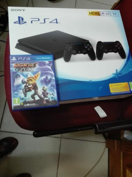 R5499//1tb ps4 console with 2 controllers and 1 free game