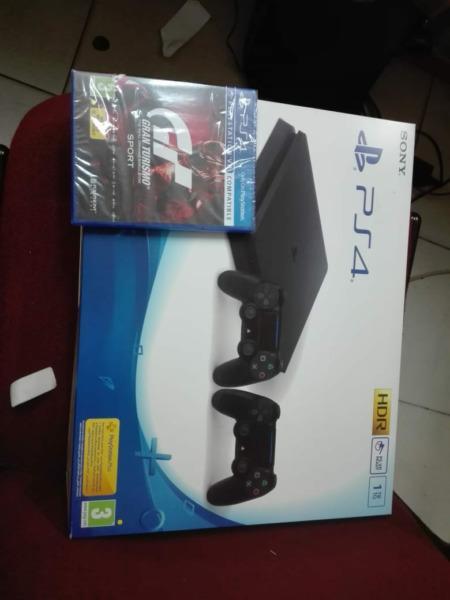 R5999// 1tb ps4 console with 2 controllers and 1 free game