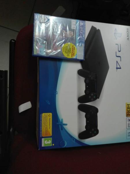 R5999// 1tb ps4 console with 2 controllers and 1 free game