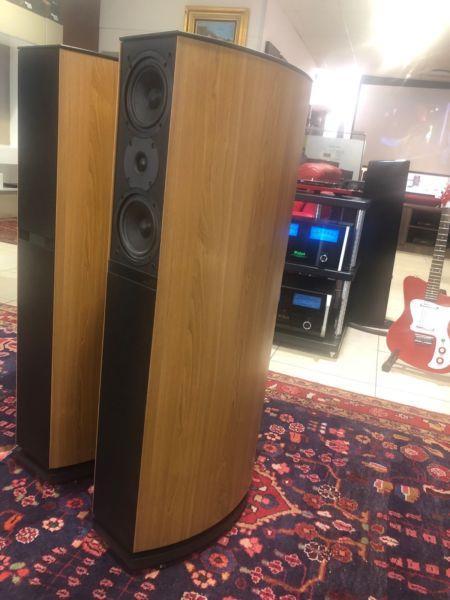 JAMO 7.7 floorstanding speakers