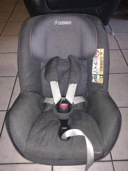 Maxi Cosi 2way Pearl car seat R1800