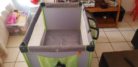 Baby travel cot R700