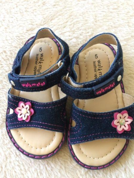 Size 5 Girls' Walkmates shoes - Navy