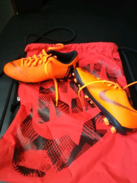 Nike Kiddies soccer boot UK 1