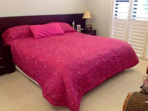 Bed comforter in pink for a King or Queen bed like new. R500.00