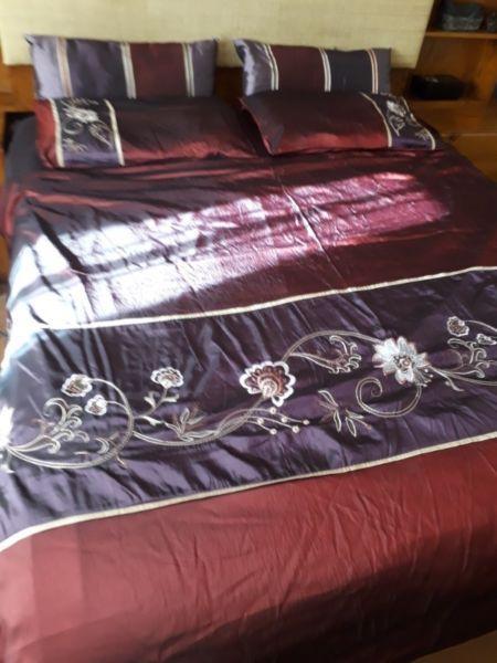 Queen sized duvet cover in satin-like fabric. Grape and maroon