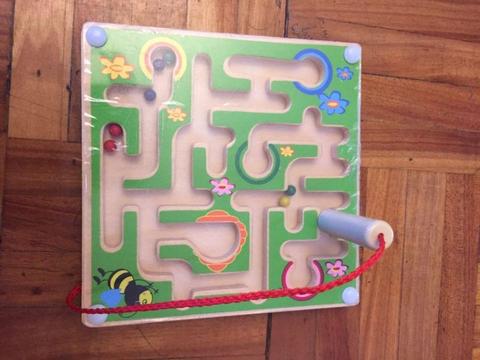 Magnetic puzzle board