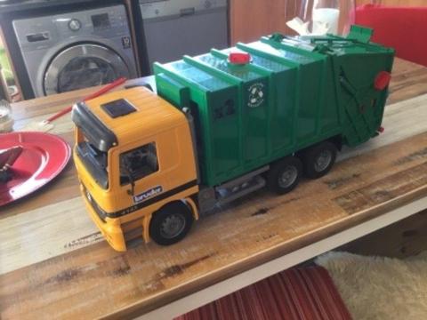 Bruder Mercedes Garbage Truck green