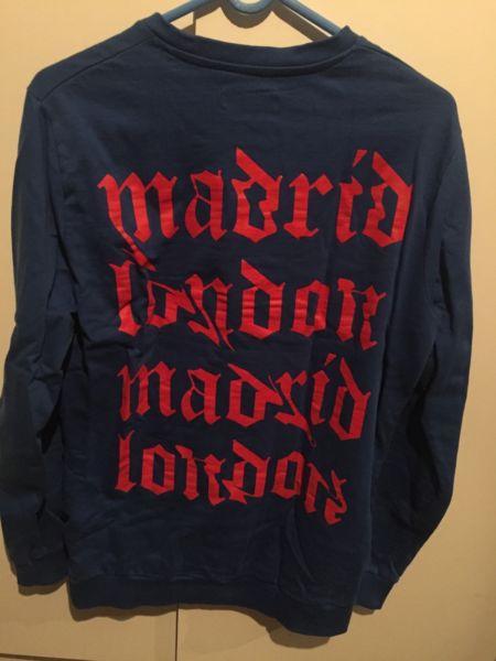 Men’s medium travel edition sweater