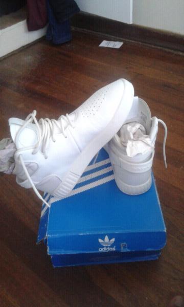 Bargsin Adidas Sneakers (white , size 6 (uk)new,jus worn once only)