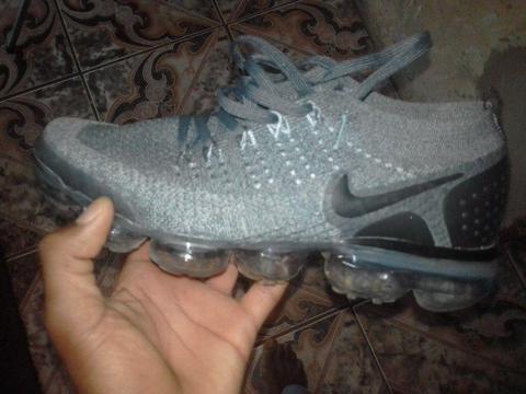 Air Vapormax flyknit 2.0 for sale (size 6)