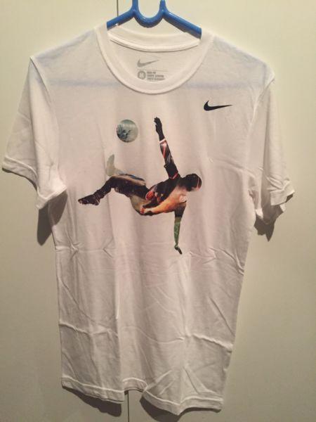 Nike men’s medium T-shirt football
