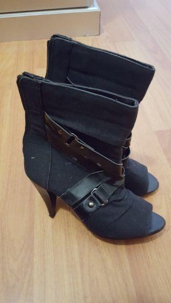 Ladies Black Boot Size 4:
