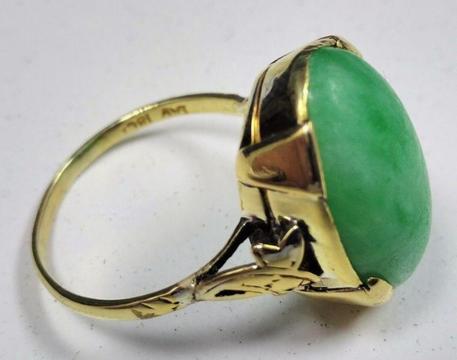 18ct Gold Ring with Jadeite Stone