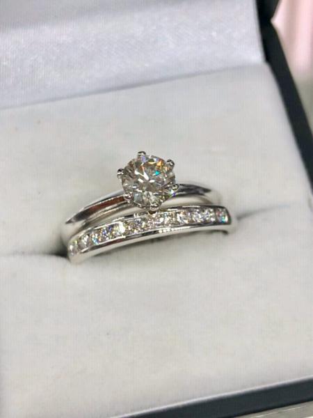 Beautiful 18ct White Gold Ring with Big Diamond