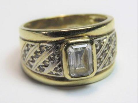 9kt yellow gold ring with clear stone and 24 small diamonds - Weighs 5.9 grams - Size N 1/2