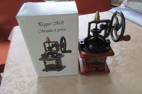 SMALL WOODEN PEPPER MILL / GRINDER IN ORIGINAL BOX - 75 X 75 MM - 166 MM TO THE TOP - AS PER SCAN