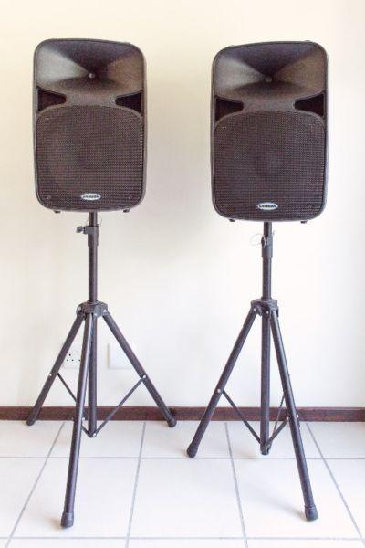 1 pair of Samson Auro D415A 2-way Active speakers 400W, including QTX stands