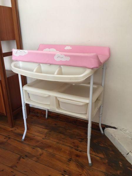 Baby changing station bath compactum