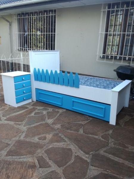 Kiddies single bed with pullout bed