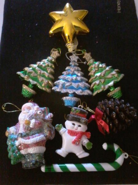 8 Christmas tree decorations