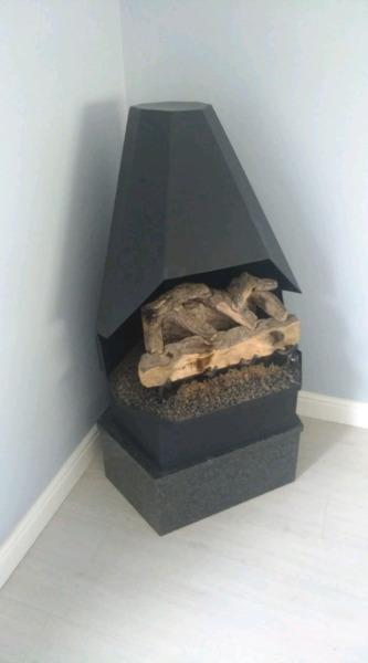 Flueless gas fireplace