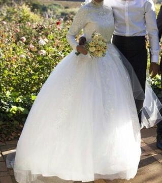 Wedding dress to hire for only R1 900! Inc veil