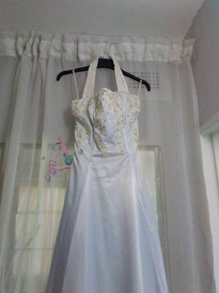 Alter neck wedding dress with casing in good condition. R1200 pick up in verulam 061 2020 944