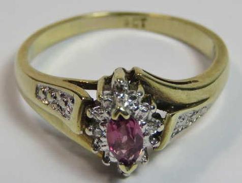 9kt Gold ring with pink stone and 4 small diamonds - Weighs 2,4 grams - Size M
