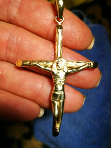 Large Crucifix 18ct, solid 15gm, 7cm long men or a lady