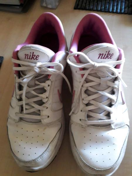 Nike tennis shoes/sneakers
