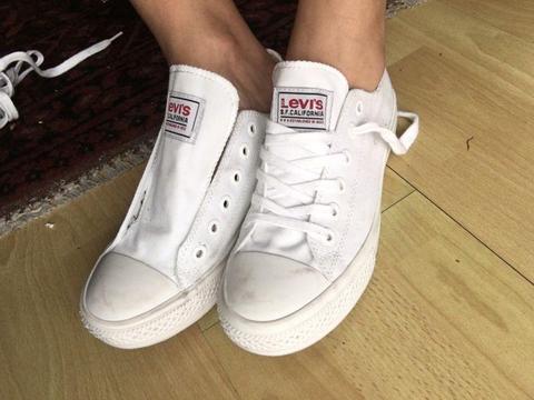 LEVI Sneakers - size 5