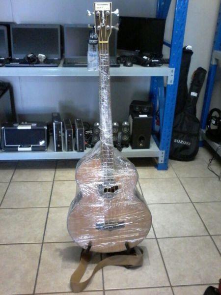 TANGLEWOOD BASE GUITAR WITH STANDER