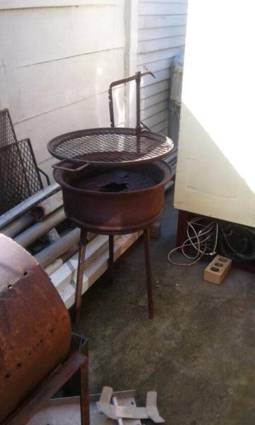 Truck rim Braai for sale with poitjie stand grill complete. R400. onco. 0833436531