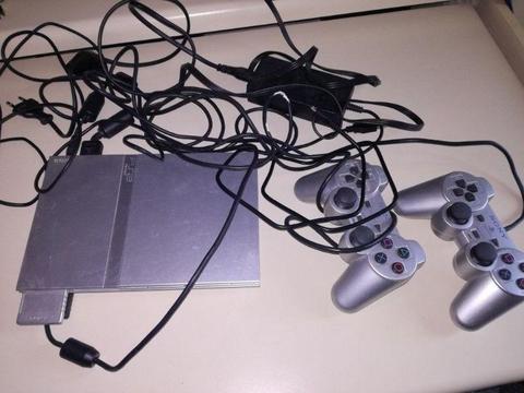 PLAYSTATION 2 / PS2 console, plus 3 games R650