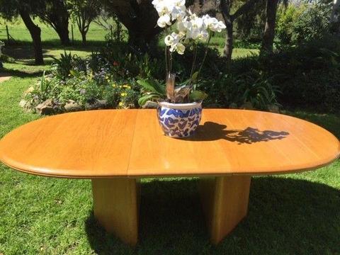Reduced to only R1000 - Beautiful Oak Table 2 m