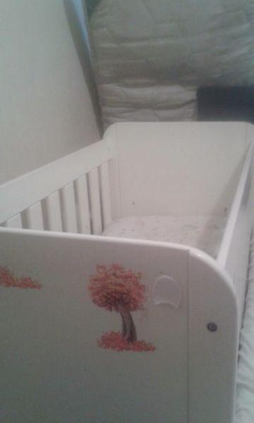 Baby cot bed
