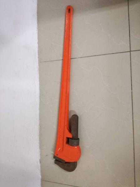 Large pipe wrench