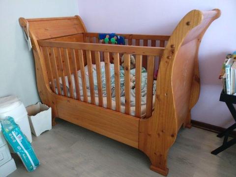 Sleigh cot bed