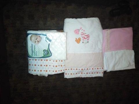 Bedding set for a cot
