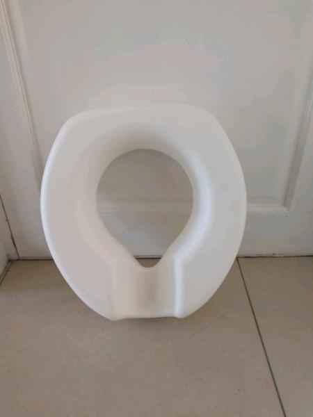 Cammode toilet seat