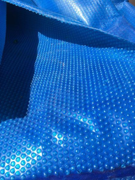 Pool bubble cover