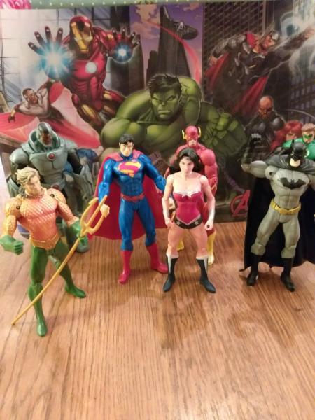 DC 's Justice League Action Figurines