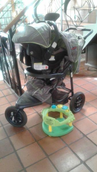 chelino 3 wheel jogger trolley/pram with a car seat and a baby bath seat