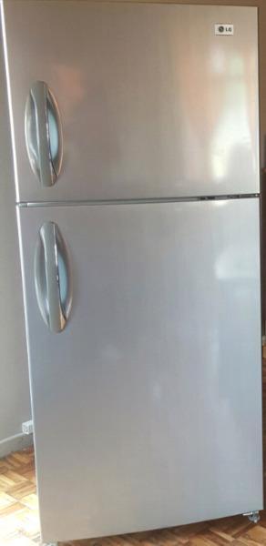 LG 562L fridge freezer