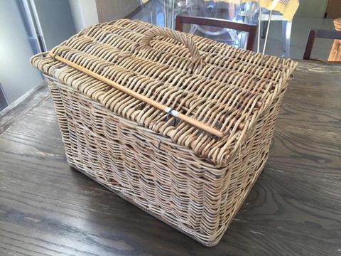 Medium / large Wicker picnic basket with contents