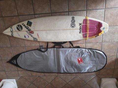 Surfboard and bag with new leash, traction pad and fins for R1 600