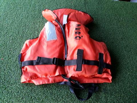 Zero junior life jacket 15 to 30 kg. Has broken zip, but straps all good