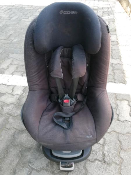 Maxi Cosi Pearl seat and a Familyfix Isofix base